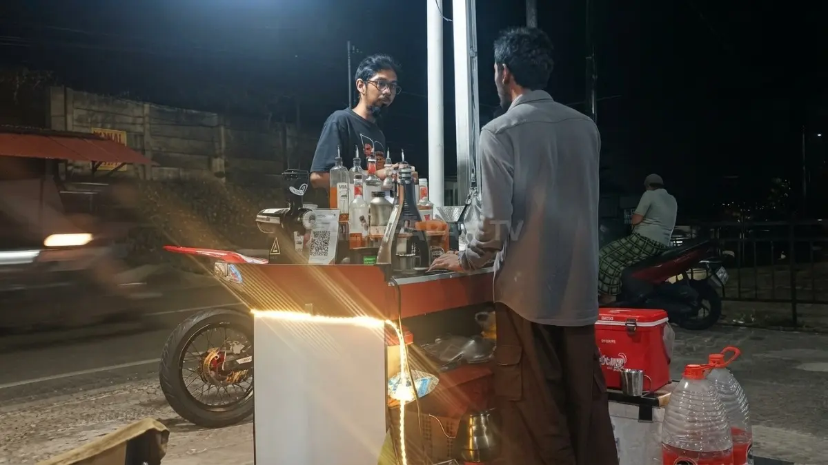 Suasana pengunjung menikmati kopi di Lumadjang Coffee kawasan Batu Ampar, Balikpapan Utara. (BTV/AI)