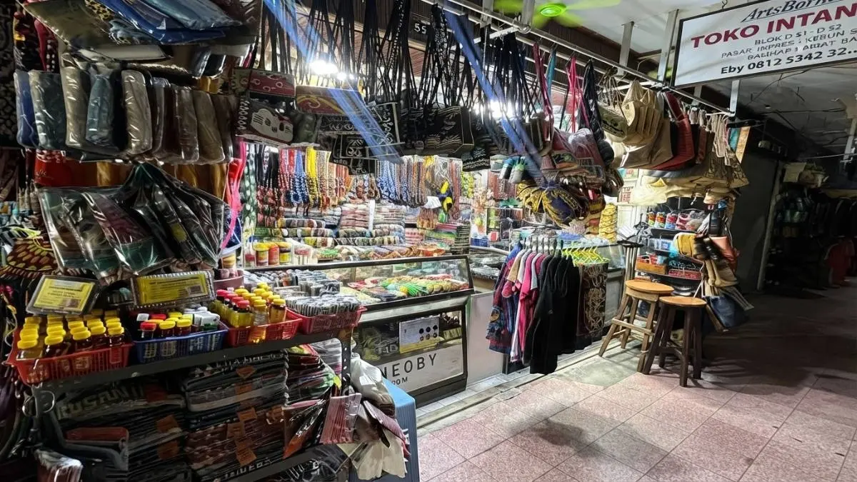 Toko Intan Mas menyediakan beragam produk lokal khas Kalimantan Timur dengan kualitas terbaik dan autentik. (BTV/Ai)