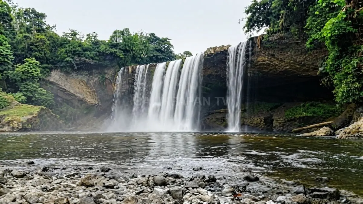 Air Terjun Mananggar menawarkan petualangan alam dengan jalur ekstrem, camping, memancing, dan panorama hutan asri. (BTV/Ai)