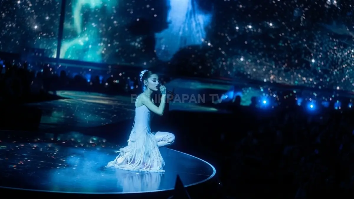 Ariana Grande tampil di atas panggung saat Eternal Sunshine Tour sebelum memutuskan mengambil jeda dari sorotan publik. (BTV/AI)