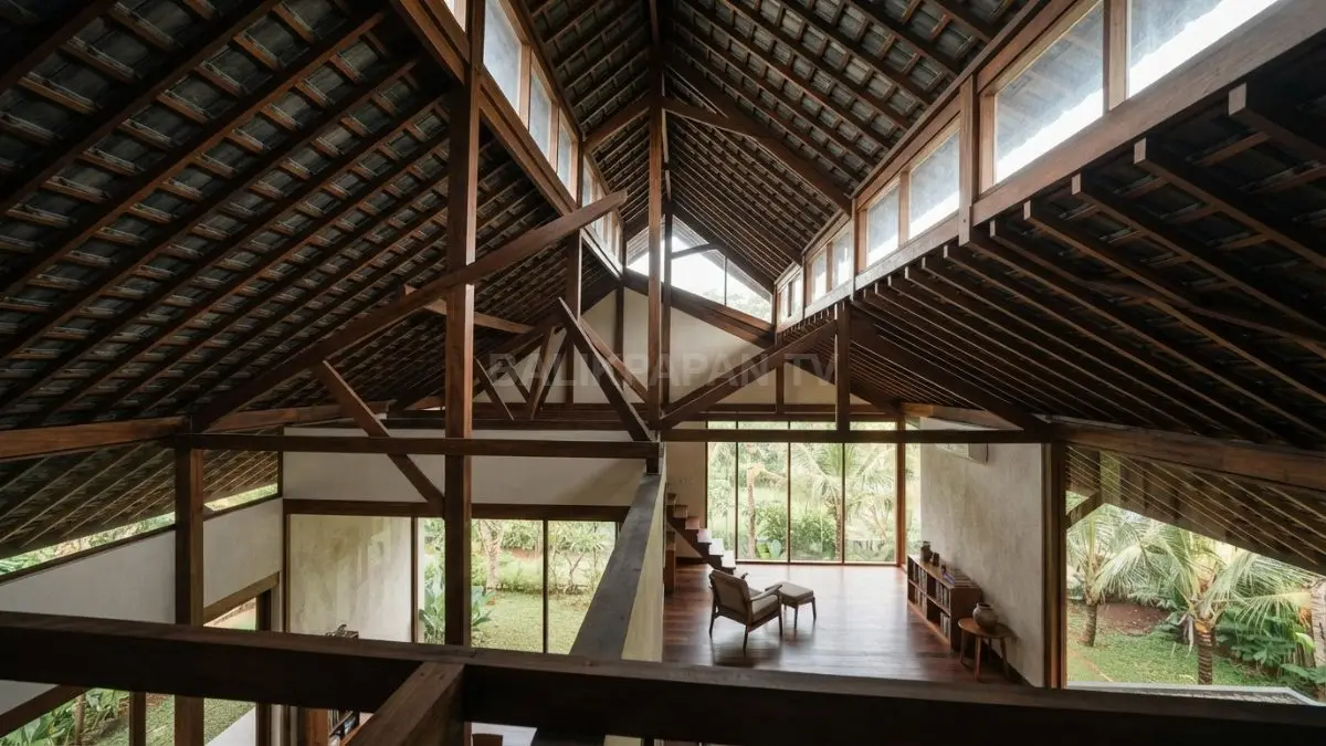 Atap tinggi rumah tradisional membantu mengurangi panas sekaligus mendukung sirkulasi udara alami di dalam hunian tropis. (BTV/AI)
