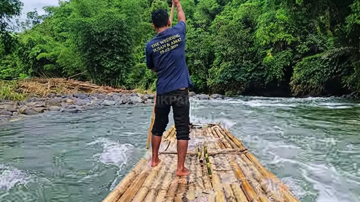 Bamboo rafting Loksado menyuguhkan petualangan Sungai Amandit dengan panorama Meratus. (Sumber: YouTube Eksplorasi Archipelago)