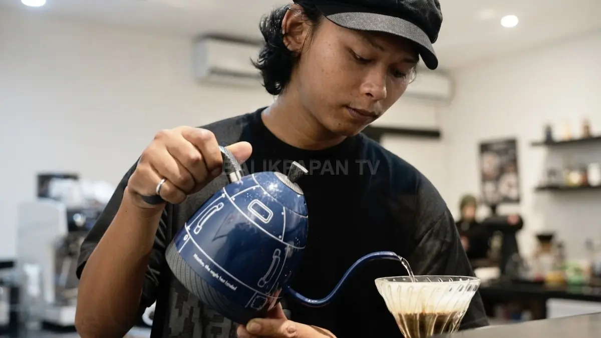 Brista menyajikan kopi nikmat kepada pelanggan. (BTV/AI)