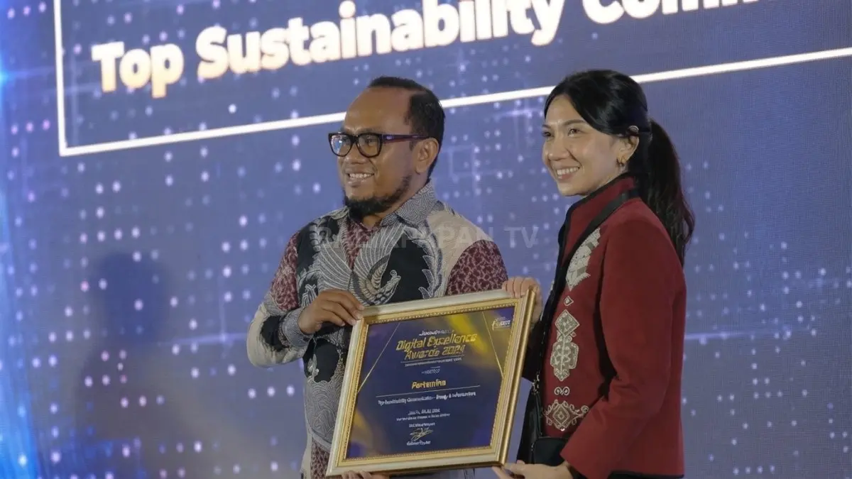 CEO JawaPos.com Dhimas Ginanjar menyerahkan penghargaan Top Sustainability Communication by Energy and Infrastructure, transformasi komunikasi digital Pertamina dalam mendukung program keberlanjutan dan ketahanan energi nasional. (BTV/AI)