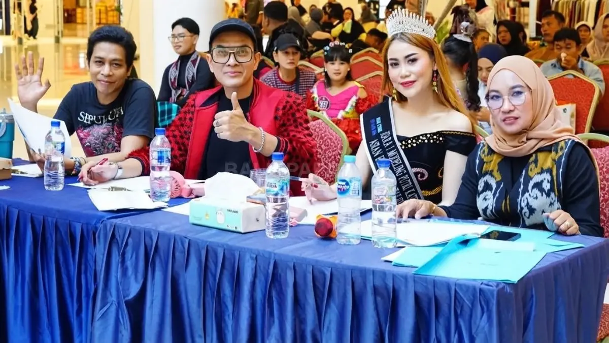 Dewan juri Rising Star Ethnic Got Talent International 2026 berfoto bersama usai penjurian kompetisi budaya. (DOK. NURON/KP)