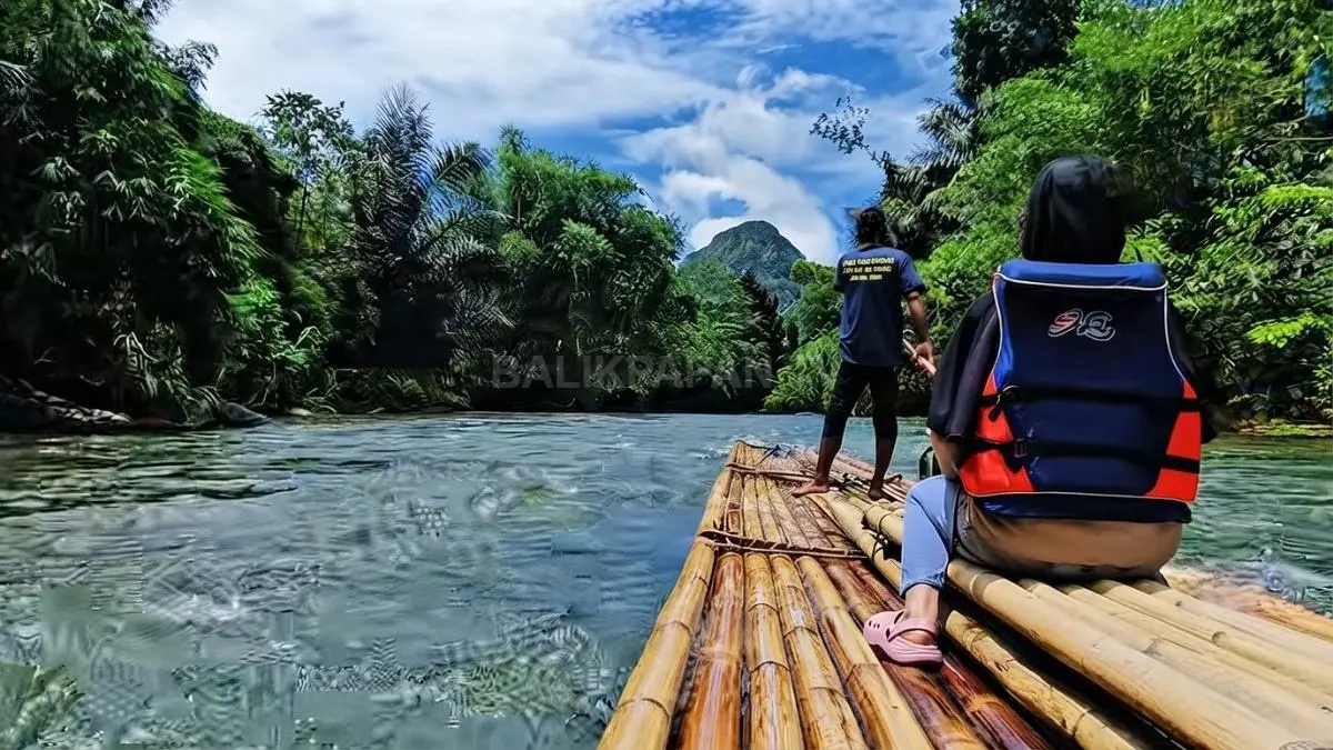 Ilustrasi bamboo rafting mengutamakan keselamatan dengan life jacket saat menyusuri Sungai Amandit. (Sumber: YouTube Eksplorasi Archipelago)