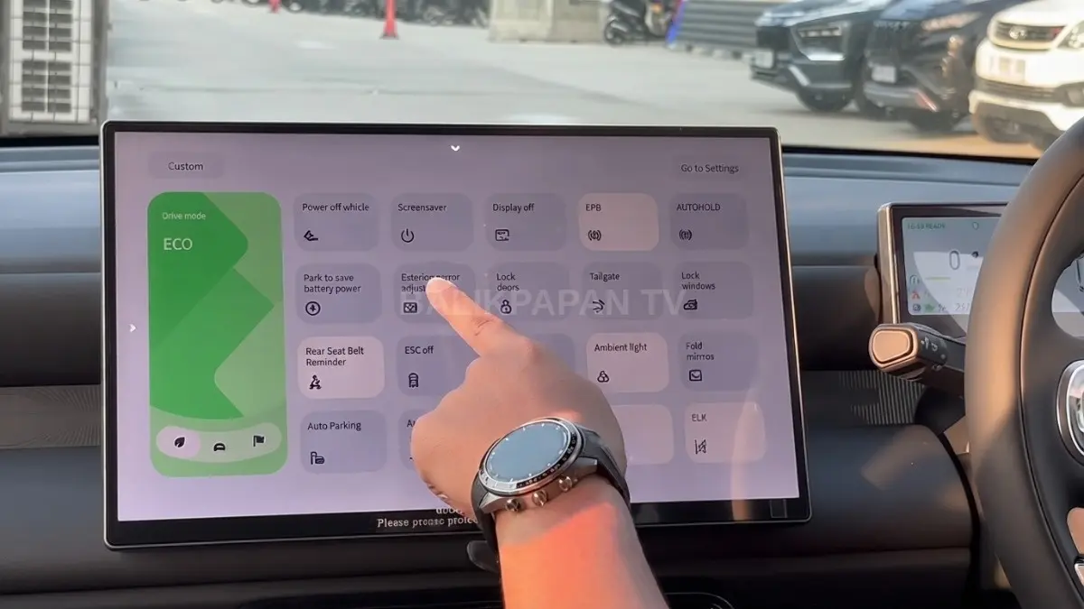 Layar infotainment 15,6 inci menghadirkan kontrol digital lengkap dengan Apple CarPlay dan Android Auto nirkabel. [BTV:AI]