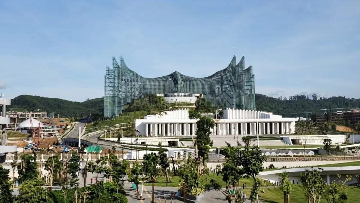 Progres pembangunan Gedung Mahkamah Konstitusi dan Komisi Yudisial di IKN mencapai 12,41% terus berlanjut sesuai [BTV:AI]
