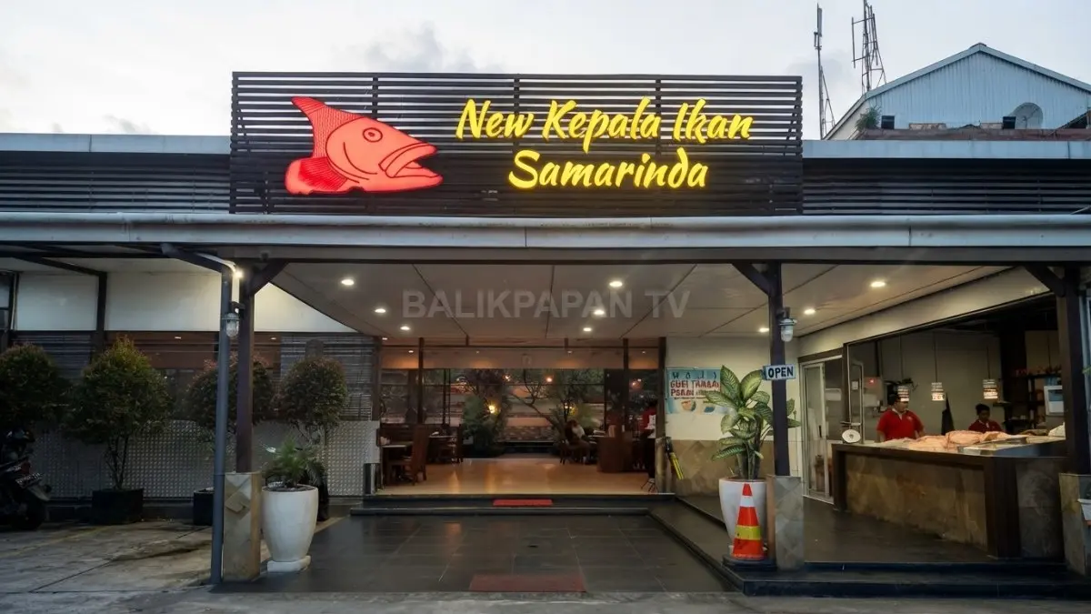 Raja Kepala Ikan Samarinda menawarkan hidangan kepala kakap dan aneka seafood segar yang menjadi favorit pencinta kuliner. (BTV/Ai)