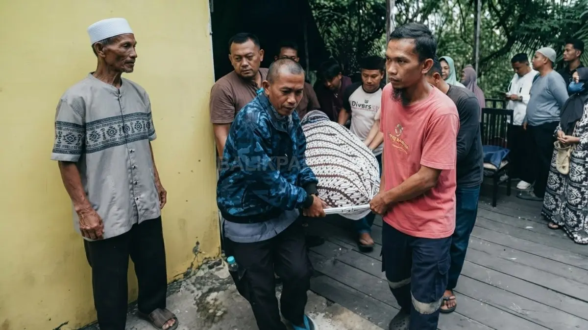 Ratusan pelayat mengantar pemakaman Taruno dan putranya Nabil di TPU Graha Indah, Balikpapan. (BTV/AI)