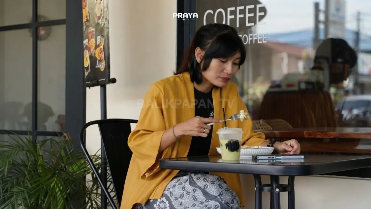 Suasana menikmati hari di Praya Coffee. (BTV/AI)