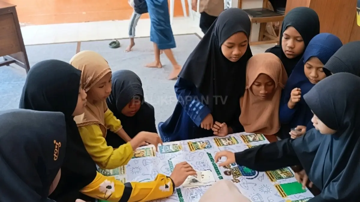 Tim guru memperkenalkan media Paper Emas untuk edukasi kependudukan, stunting, dan perlindungan anak interaktif efektif. (DOK. DINA/KP)