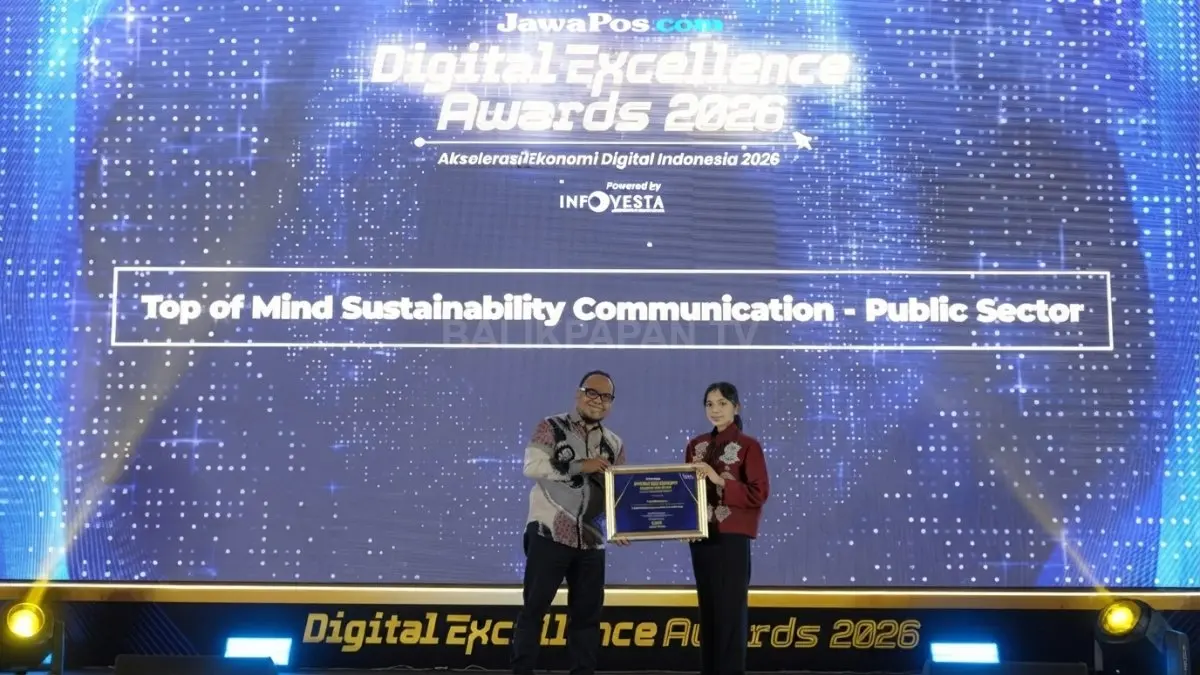 Trofi JawaPos.com Digital Excellence Award 2026 kategori komunikasi keberlanjutan untuk Pertamina. (BTV/AI)