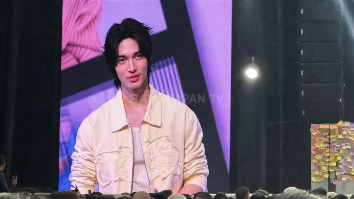 Win Metawin menyapa ribuan penggemar dari atas panggung saat fan meeting JUST YOU AND WIN di Jakarta. (BTV/AI)