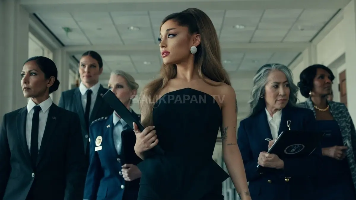 Ariana Grande tampil dalam video musik Positions dengan berbagai karakter yang menggambarkan banyak peran. (BTV/Ai)