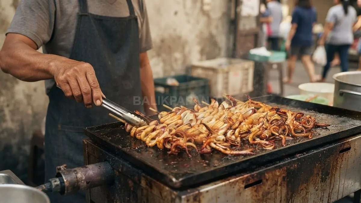 Aroma menggoda sate cumi bakar berbumbu gurih siap memanjakan lidah para pecinta kuliner pesisir. (BTV/Ai)