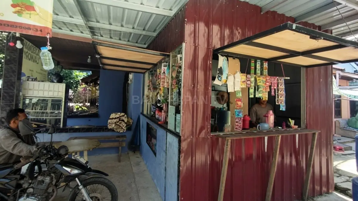 Beragam jajanan dan kebutuhan harian membuat toko kelontong ramai dikunjungi warga serta anak-anak setiap hari [BTV:AI]