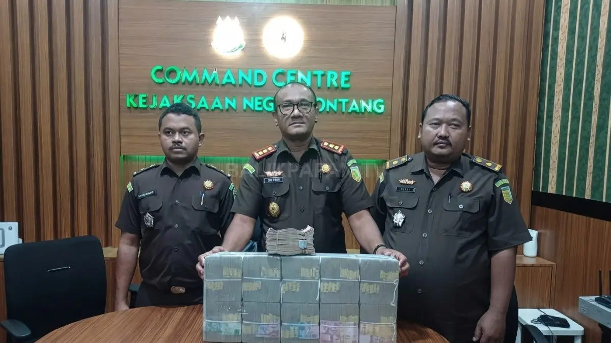 Kejari Bontang mengeksekusi pembayaran uang pengganti dan denda perkara korupsi perjalanan dinas Dishub Bontang (DOK. ADIEL KUNDHARA/KP)