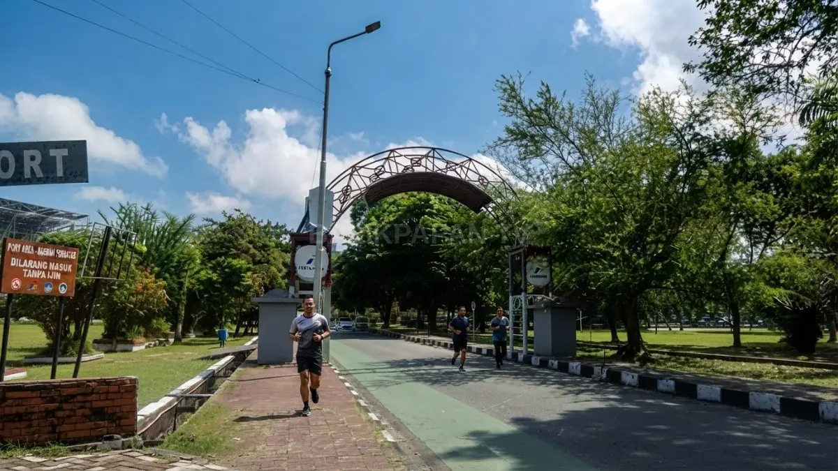 Masyarakat berolahraga dan bersantai menikmati kenyamanan Lapangan Merdeka di pusat Kota Balikpapan bersama keluarga setiap [BTV:AI]