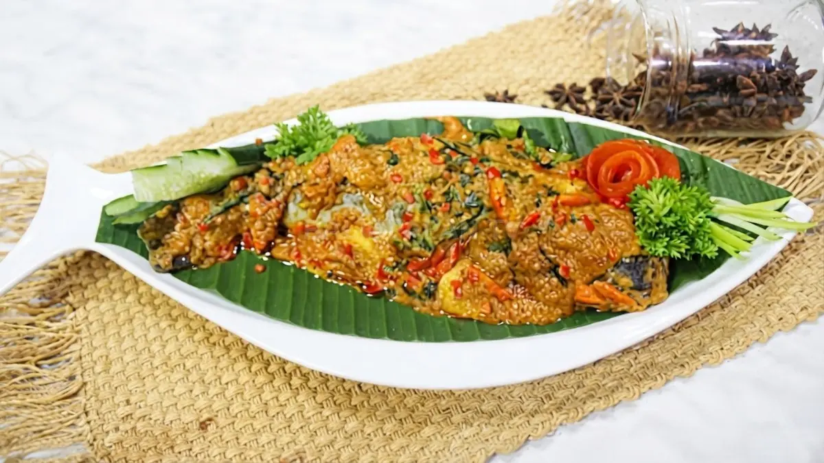 Pais ikan baung dibungkus daun pisang sebelum dikukus agar aroma rempah meresap sempurna ke dalam daging.&nbsp;(BTV/AI)