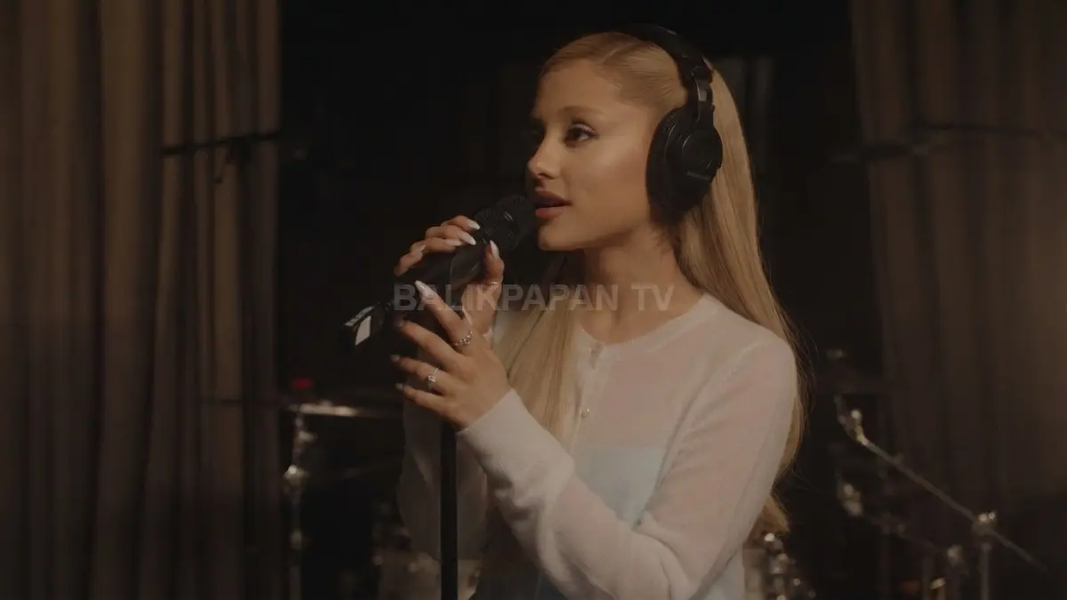 Penampilan emosional Ariana Grande saat membawakan lagu penuh penghayatan di dalam studio rekaman. (BTV/Ai)