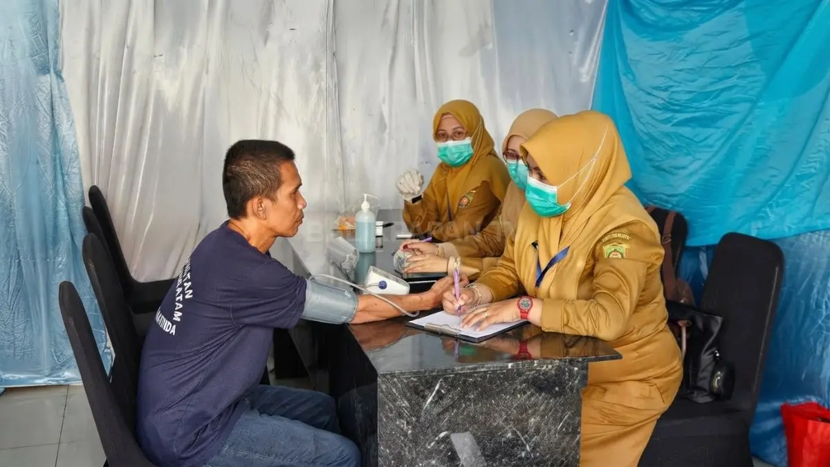 Petugas kesehatan memeriksa warga binaan saat Cek Kesehatan Gratis di Rutan Samarinda secara menyeluruh berkala. (DOK. HAFIZ/KP)