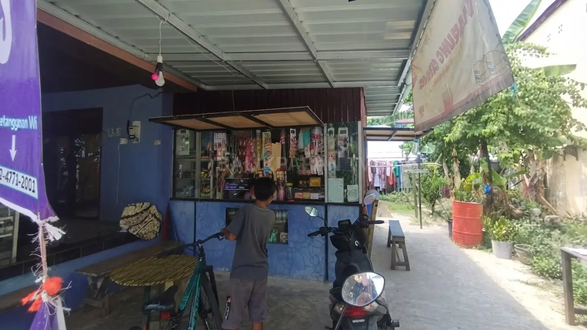 Usaha kelontong rumahan memudahkan anak-anak membeli jajanan dan warga memenuhi kebutuhan harian di lingkungan sekitar. [BTV:AI]