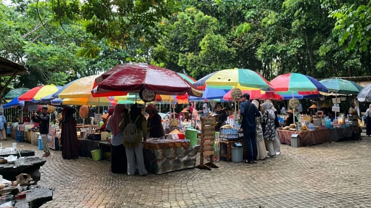 Wisata kuliner UMKM di Pasar Pringgondani, Teritip, Balikpapan Timur, dengan suasana pasar wisata di sekitarnya. (BTV/AI)