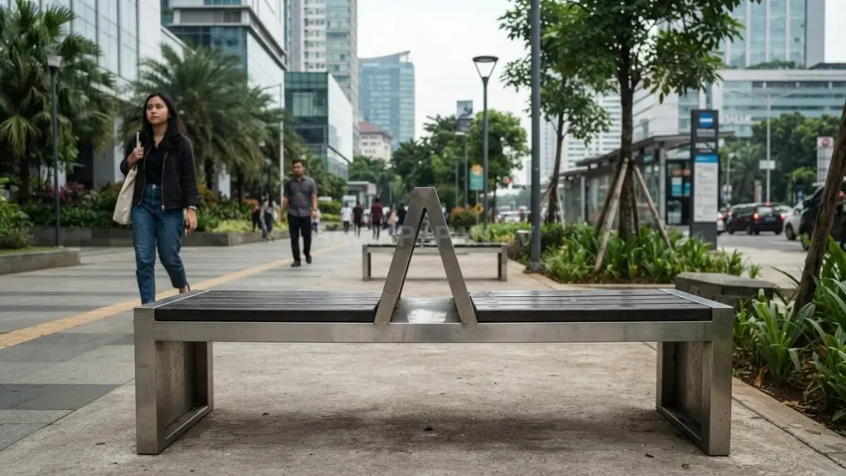 Bangku taman modern dengan pembatas tengah sebagai contoh penerapan hostile architecture di ruang publik perkotaan (BTV/AI)