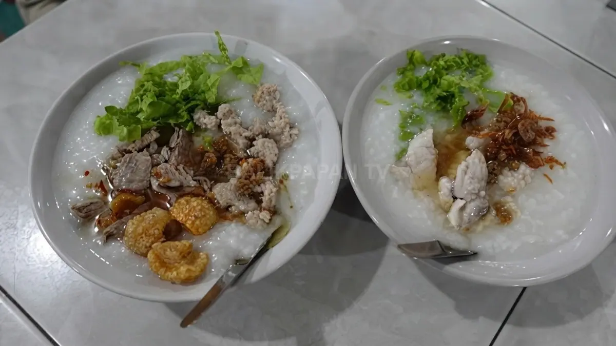 Bubur Babi Faji menghadirkan cita rasa khas dengan minyak babi dan minyak bawang putih aromatik. (Sumber: YouTube Leonardo Edwin)