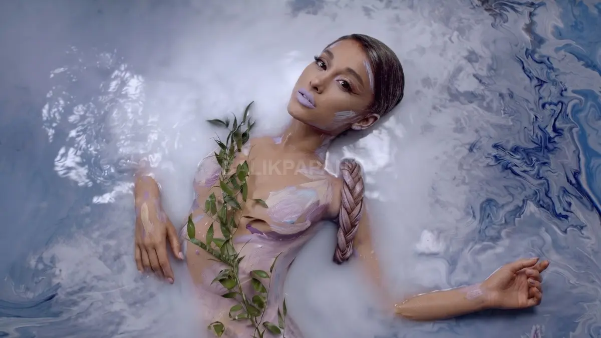 Gaya memikat Ariana Grande memancarkan pesona anggun dan penuh daya pikat dalam setiap momen. (BTV/Ai)