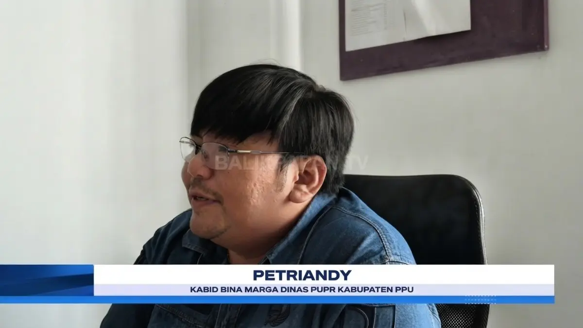 Kabid Bina Marga PUPR PPU Petriandi menjelaskan penanganan jalan nasional dilakukan bertahap melalui preservasi tahunan. (Sumber: YouTube Balikpapan TV)