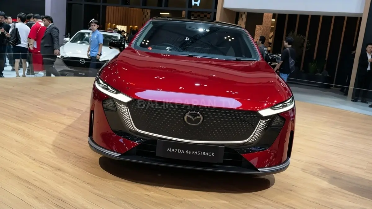 Mazda 6e tampil elegan sebagai sedan listrik premium bergaya fastback dengan teknologi modern memukau Indonesia. [BTV:AI]