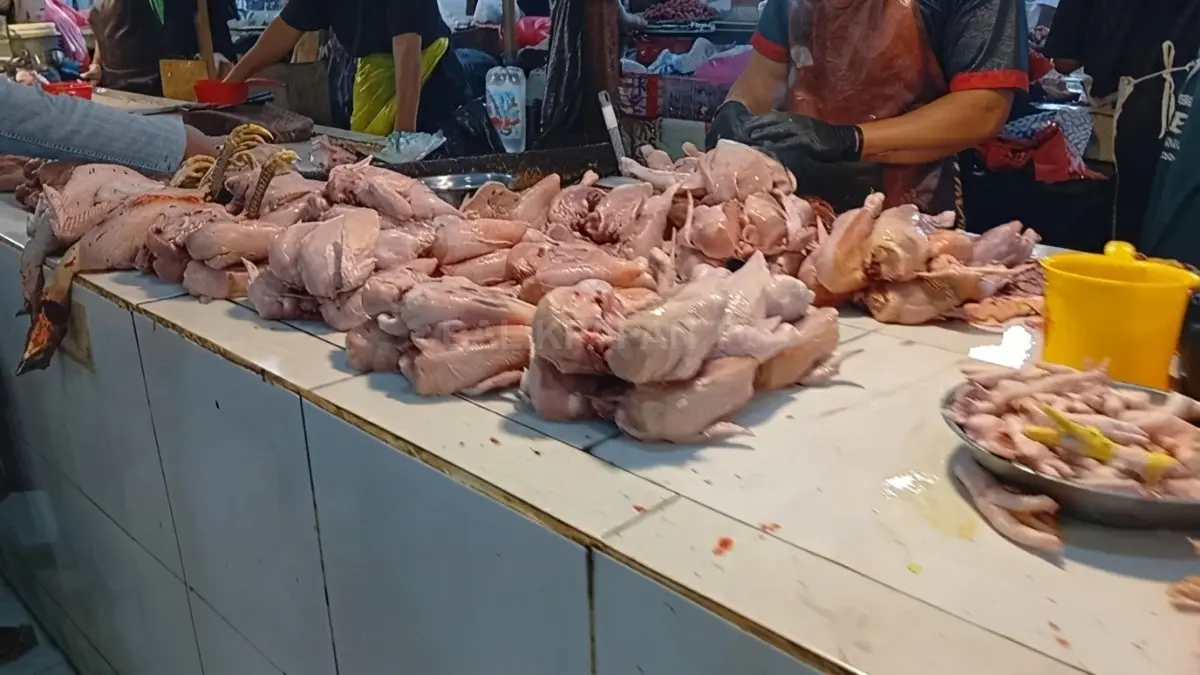 Pedagang melayani pembeli daging ayam di salah satu pasar tradisional Kota Samarinda. 