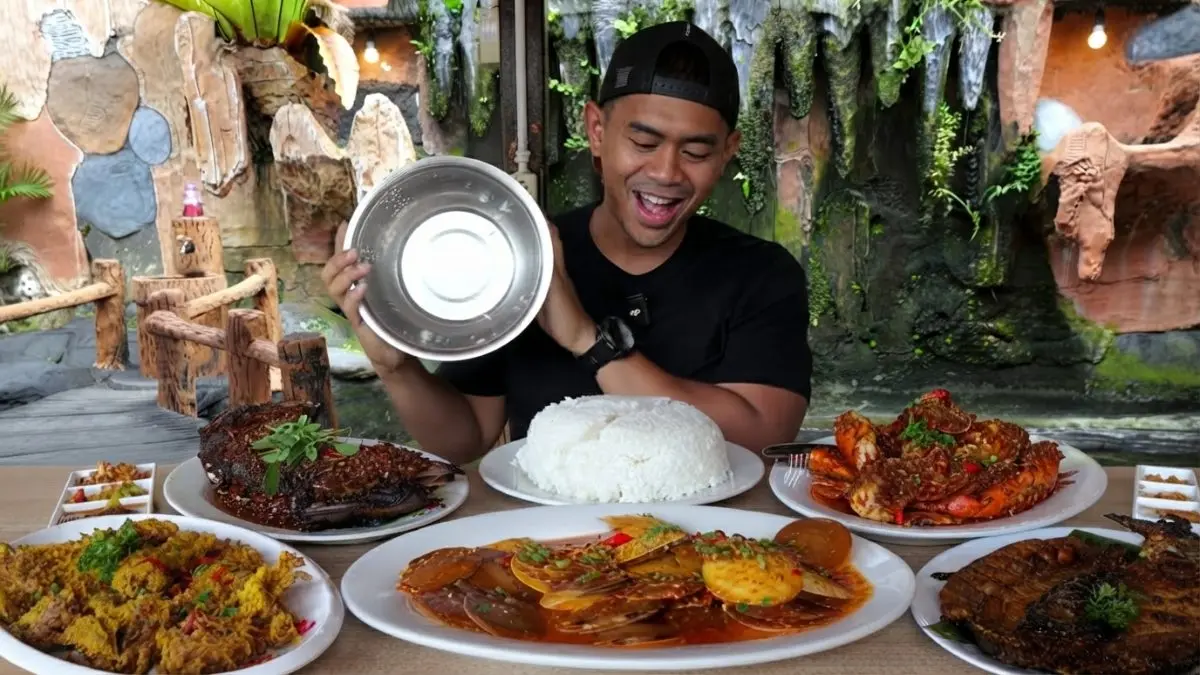 Rumah Makan Torani menghadirkan seafood jumbo dengan bandeng cabut duri khas Balikpapan. (Sumber: YouTube Tanboy Kun)