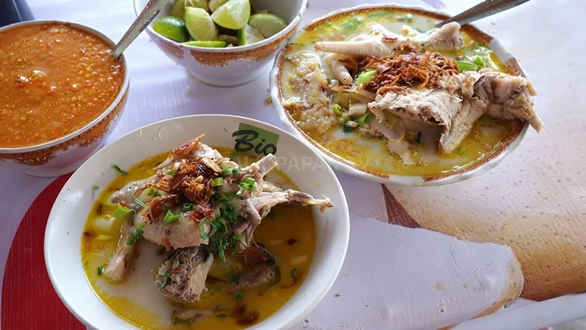 Soto Banjar Dila Enak menawarkan kuah susu creamy dengan cita rasa gurih khas Balikpapan. (Sumber: YouTube Tanboy Kun)