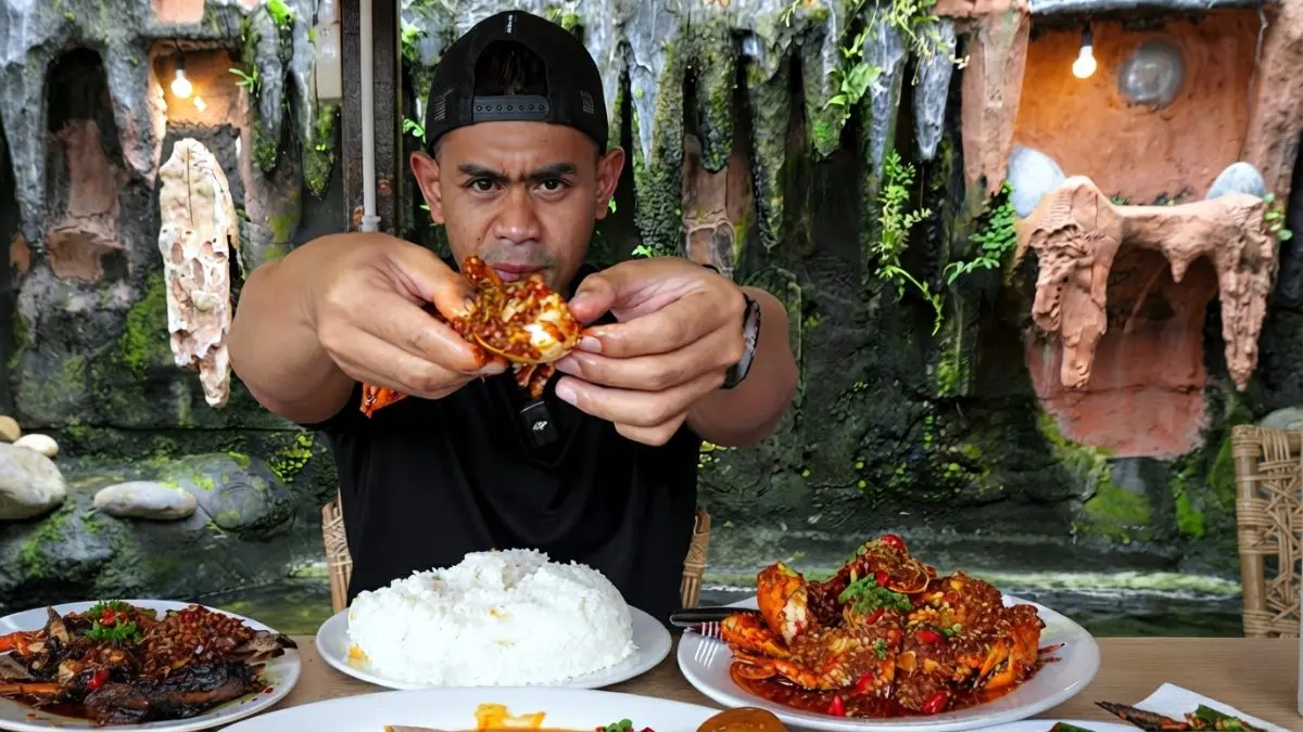 Tanboy Kun merekomendasikan kepiting, rahang tuna, dan kerang simping sebagai menu unggulan Torani. (Sumber: YouTube Tanboy Kun)
