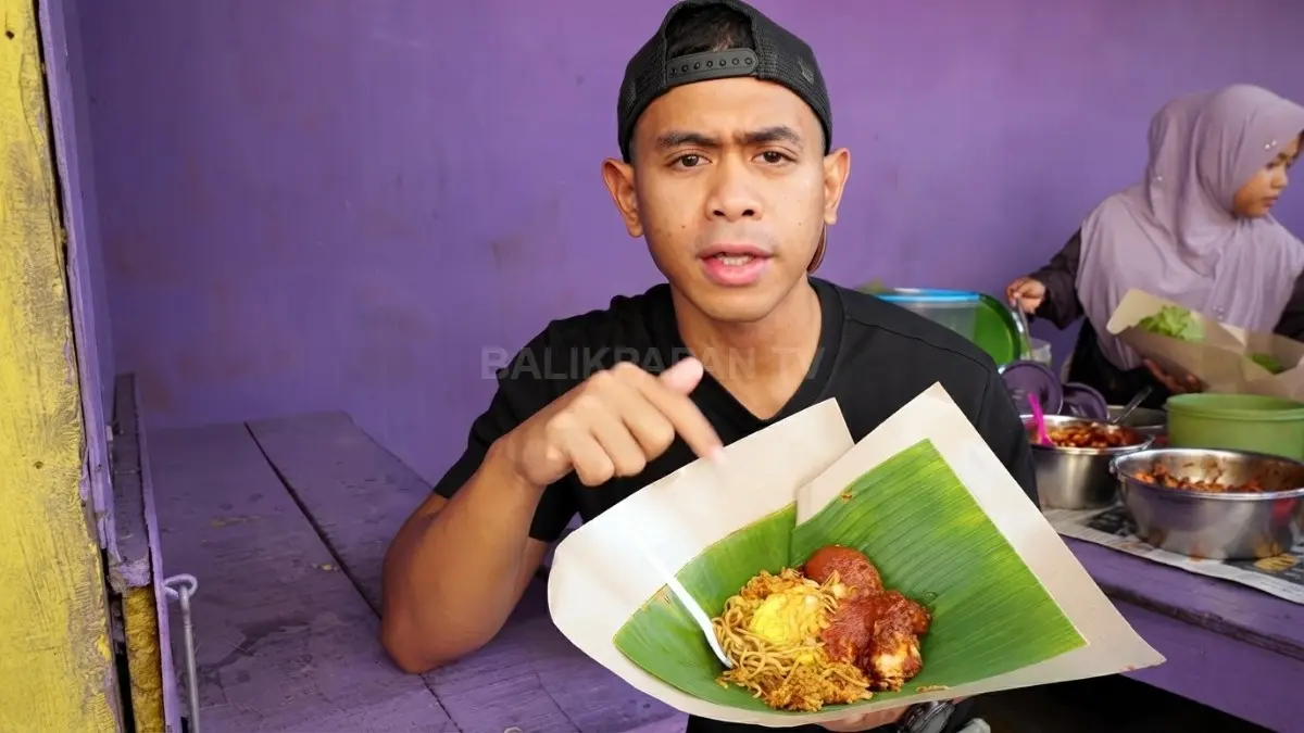 Tanboy Kun merekomendasikan kuliner khas Balikpapan melalui pengalaman mencicipi nasi kuning dan soto Banjar. (Sumber: YouTube Tanboy Kun)