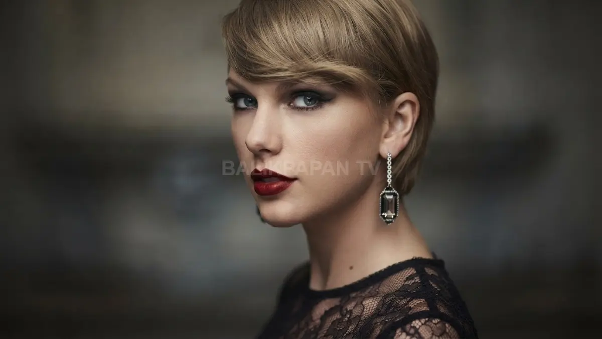 Tatap tajam Taylor Swift memancarkan pesona anggun dan elegan dengan sentuhan pemerah bibir ikonik. (BTV/Ai)