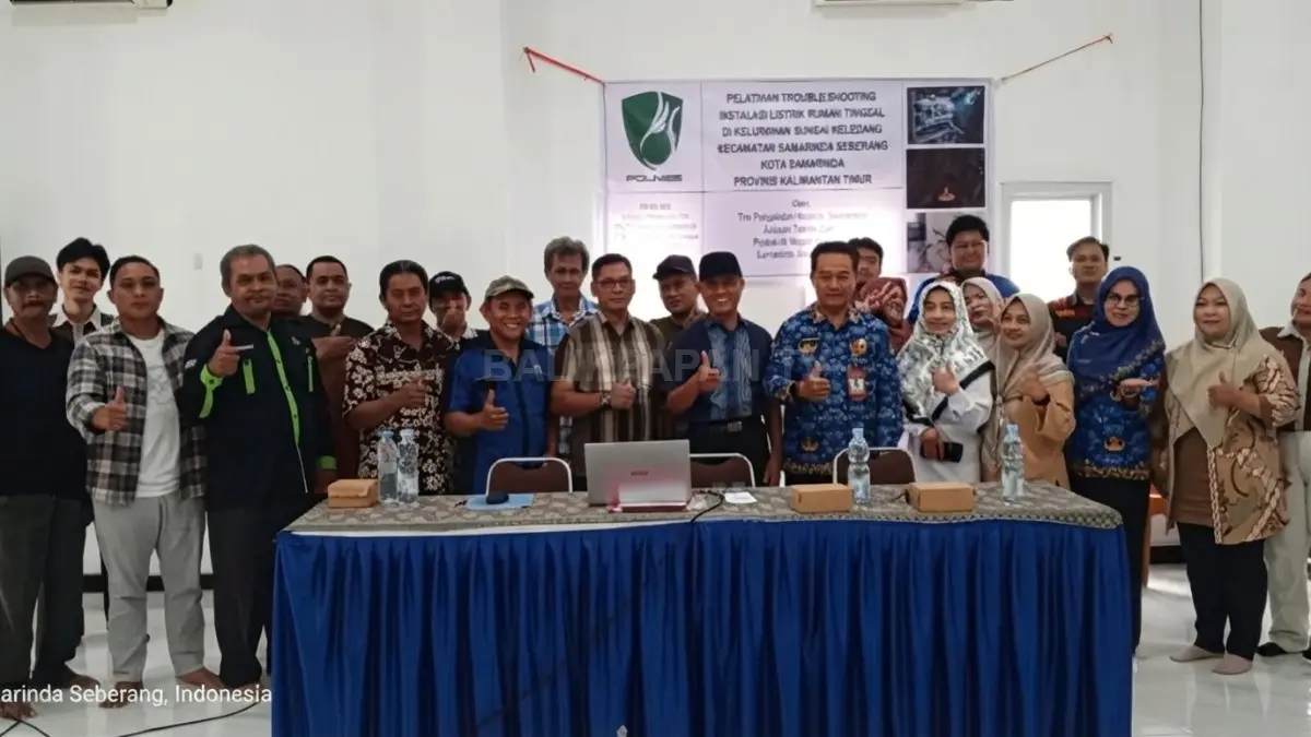 Tim dosen Polnes memberikan pelatihan troubleshooting instalasi listrik kepada warga Sungai Keledang mencegah kebakaran domestik (DOK. AKBAR/KP)