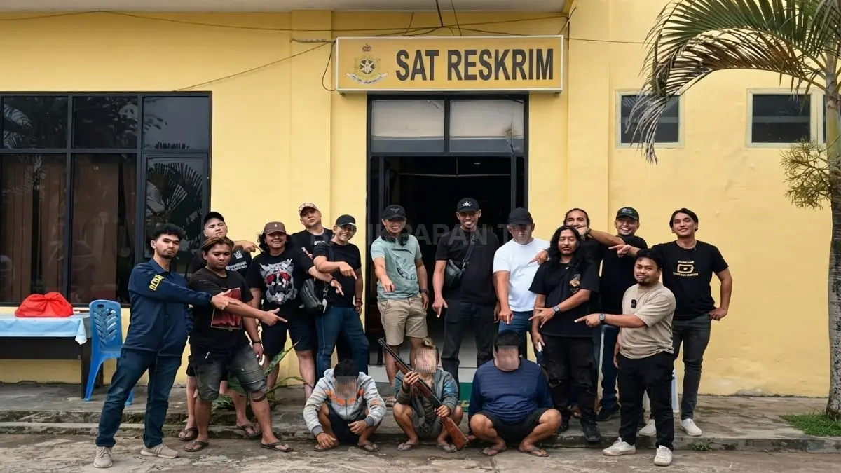 Tim gabungan kepolisian mengamankan tiga tersangka beserta barang bukti dalam pengungkapan kasus penembakan pengusaha di Kota Singkawang.