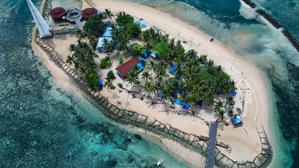 Panorama air laut jernih dan pasir putih Pulau Beras Basah di Kota Bontang, Kalimantan Timur. (BTV/AI)