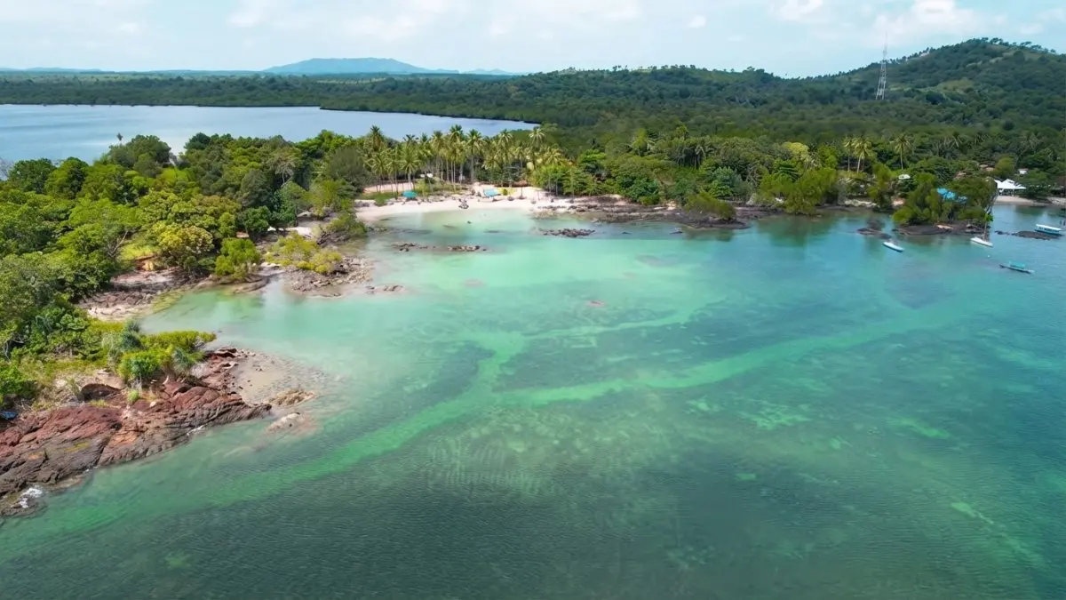 Pantai Risalo menghadirkan wisata bahari, labirin mangrove, dan wahana keluarga di Kotabaru. (Sumber: YouTube Wisata Kalimantan)
