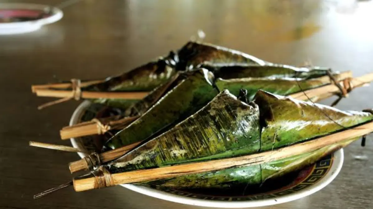 Pengkang khas Sambas dibakar di atas bara hingga menghasilkan aroma daun pisang yang menggugah selera. (BTV/AI)