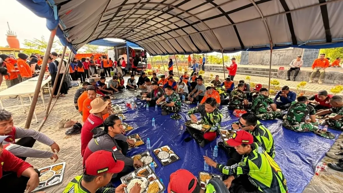 Peserta pelatihan kesiapsiagaan karhutla menikmati makan siang usai latihan bersama lintas instansi di PPU (Dok.Humas Polres PPU)