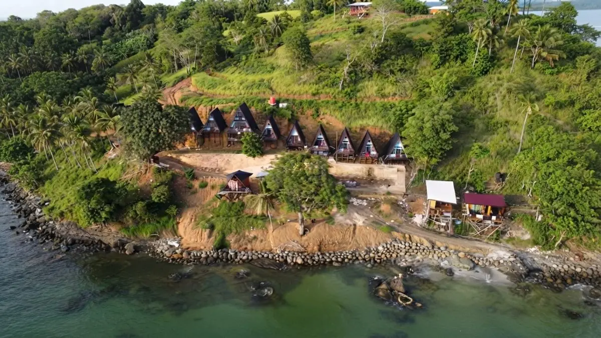Pilihan villa dan penginapan di Pantai Teluk Tamiang menawarkan panorama laut untuk pengalaman menginap nyaman. (Sumber: YouTube Bajajalanan)