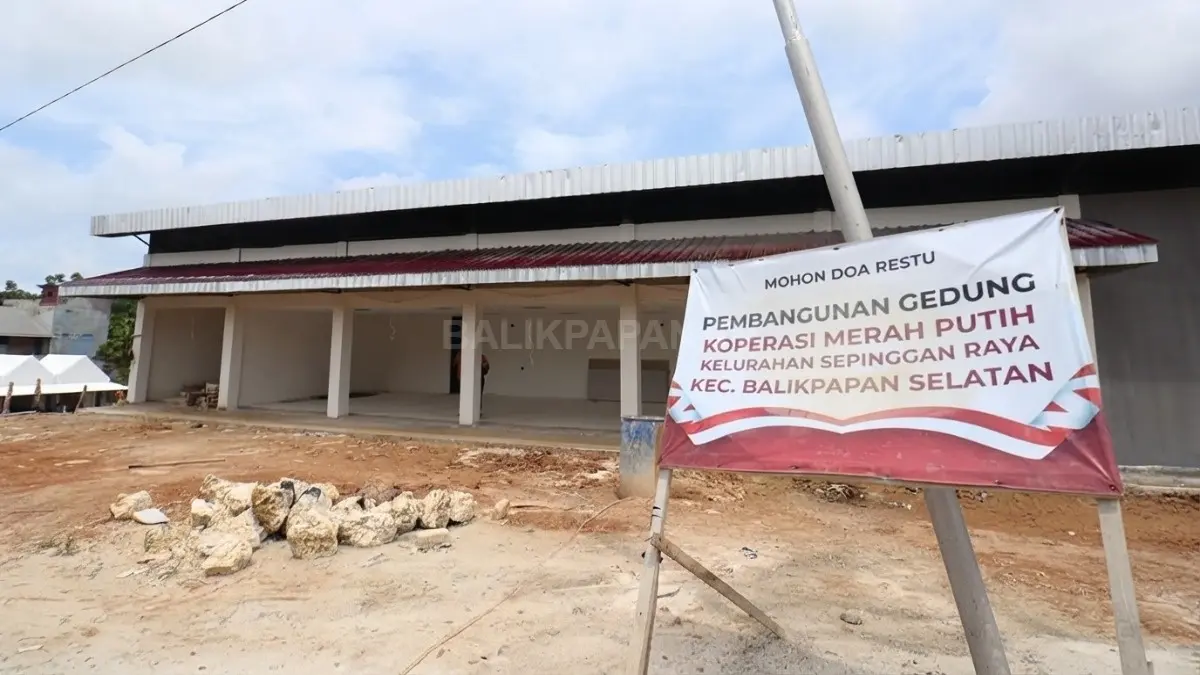 Progres pembangunan fisik outlet KKMP Sepinggan Raya terus berlangsung mendukung layanan sembako digital masyarakat berkelanjutan (DOK. ANGGI PRADITHA/KP)