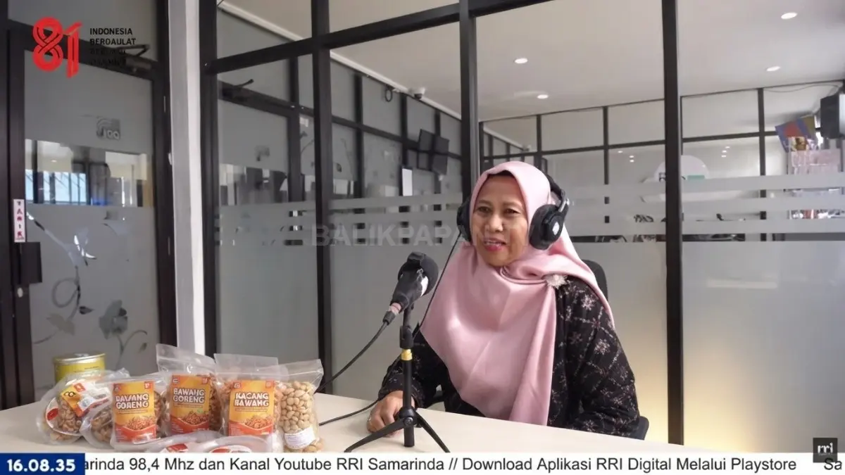 Rumini menunjukkan kemasan bawang goreng produksi Warung Putra yang dipasarkan dari Samarinda hingga berbagai daerah di Indonesia. (BTV/AI)