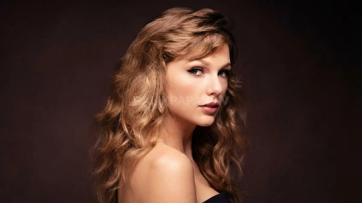 Taylor Swift pada era Fearless dengan nuansa khas country pop. (BTV/Ai)