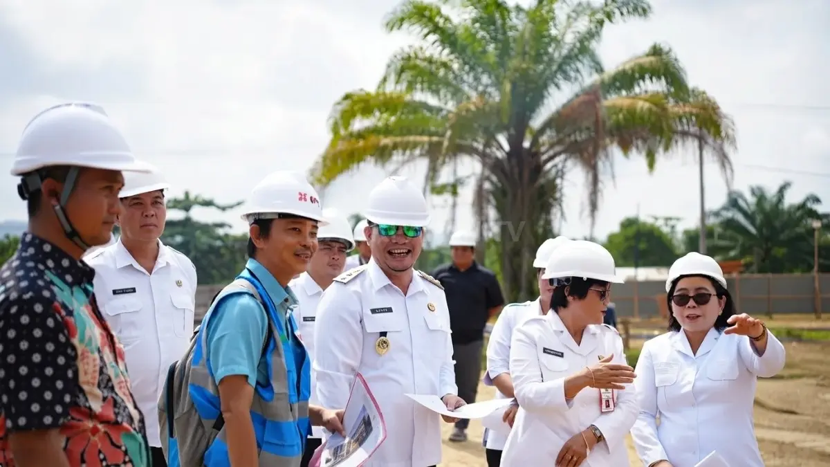 Wakil Bupati Mahulu meninjau pembangunan RSUD Gerbang Sehat guna memperkuat layanan kesehatan masyarakat perbatasan (DOK. JODY KRISTIANTO/KP)